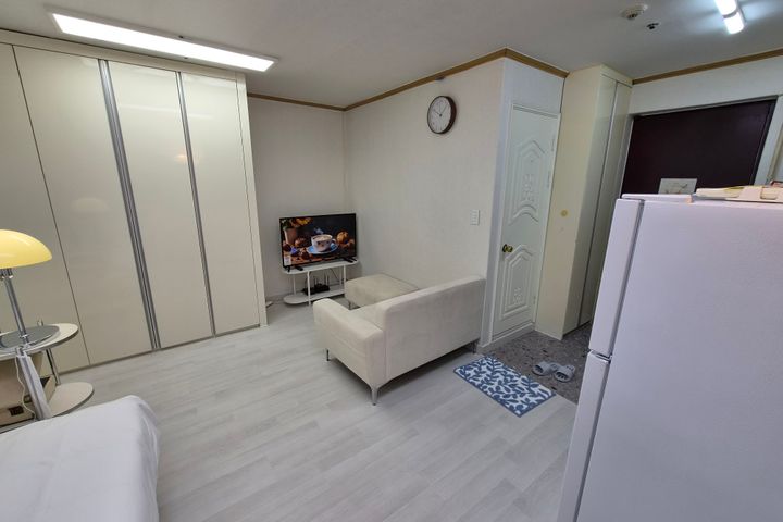 Fully furnished unit near Sinchon Station, Ew 5th image
