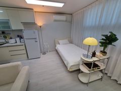 Fully furnished unit near Sinchon Station, Ew 8th image