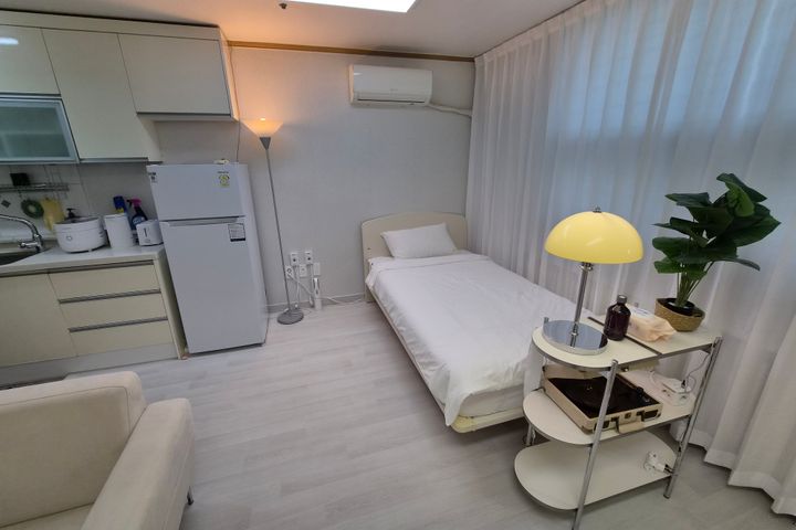 Fully furnished unit near Sinchon Station, Ew 8th image