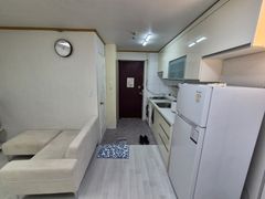 Fully furnished unit near Sinchon Station, Ew 7th image