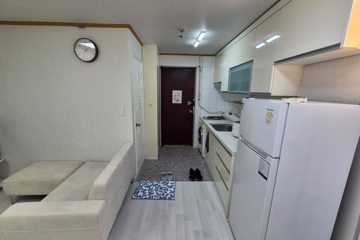 Fully furnished unit near Sinchon Station, Ew 7th image