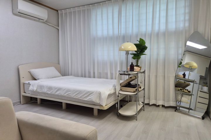 Fully furnished unit near Sinchon Station, Ew 9th image