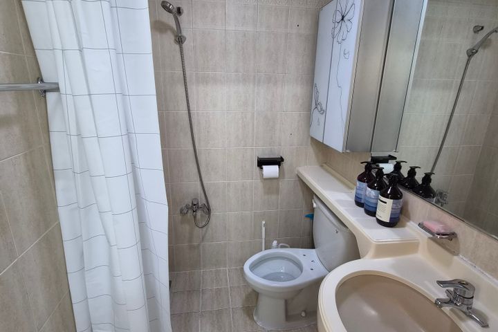 Fully furnished unit near Sinchon Station, Ew 11th image