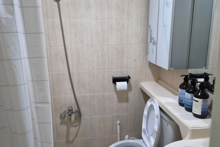 Fully furnished unit near Sinchon Station, Ew 12th image