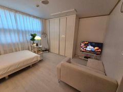 Fully furnished unit near Sinchon Station, Ew 13th image