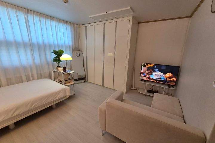 Fully furnished unit near Sinchon Station, Ew 13th image