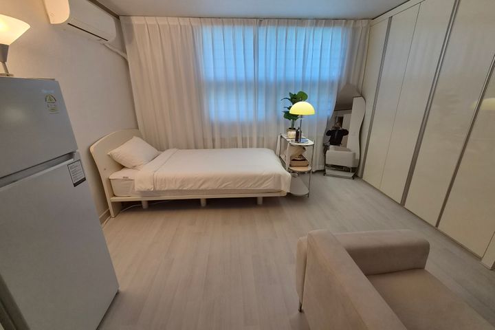 Fully furnished unit near Sinchon Station, Ew 14th image