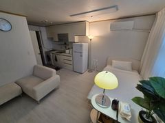 Fully furnished unit near Sinchon Station, Ew 16th image