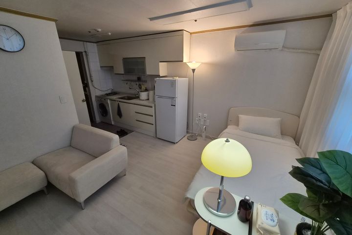Fully furnished unit near Sinchon Station, Ew 16th image