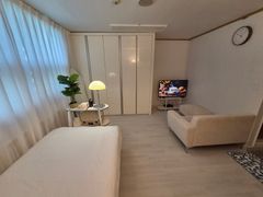 Fully furnished unit near Sinchon Station, Ew 17th image