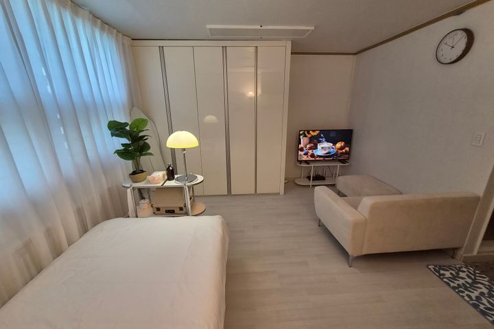 Fully furnished unit near Sinchon Station, Ew 17th image