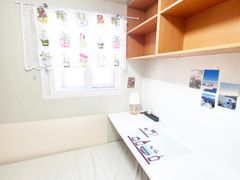 Sunny mini-room with an exterior window 1th image