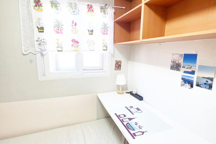 Sunny mini-room with an exterior window 1th image