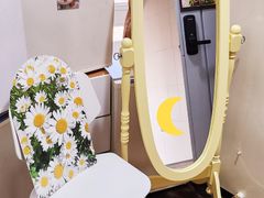 Sunny mini-room with an exterior window 9th image