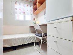 Sunny mini-room with an exterior window 0th image