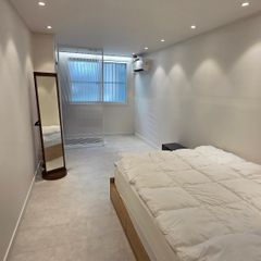 상수 5분 2룸 퀸침대 방 이미지