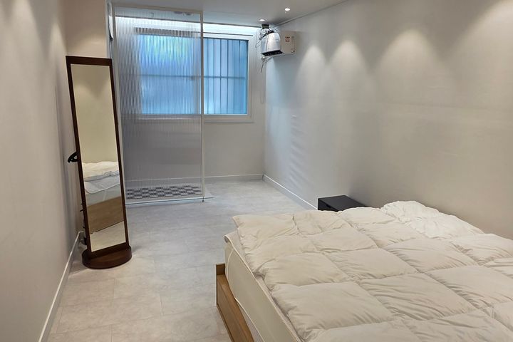 상수 5분 2룸 퀸침대 0번째 이미지