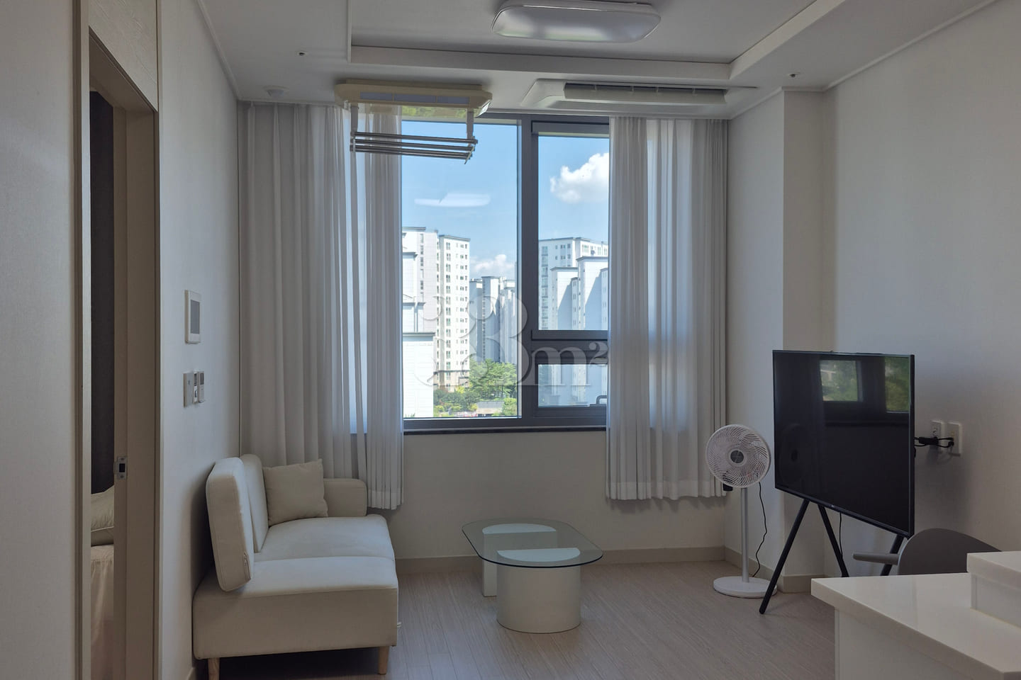 A room with a sense of openness and a great v 0th image