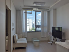 A room with a sense of openness and a great v 0th image