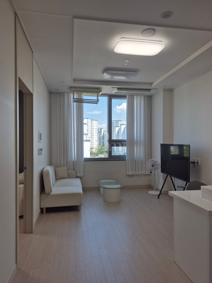 A room with a sense of openness and a great v 방 이미지