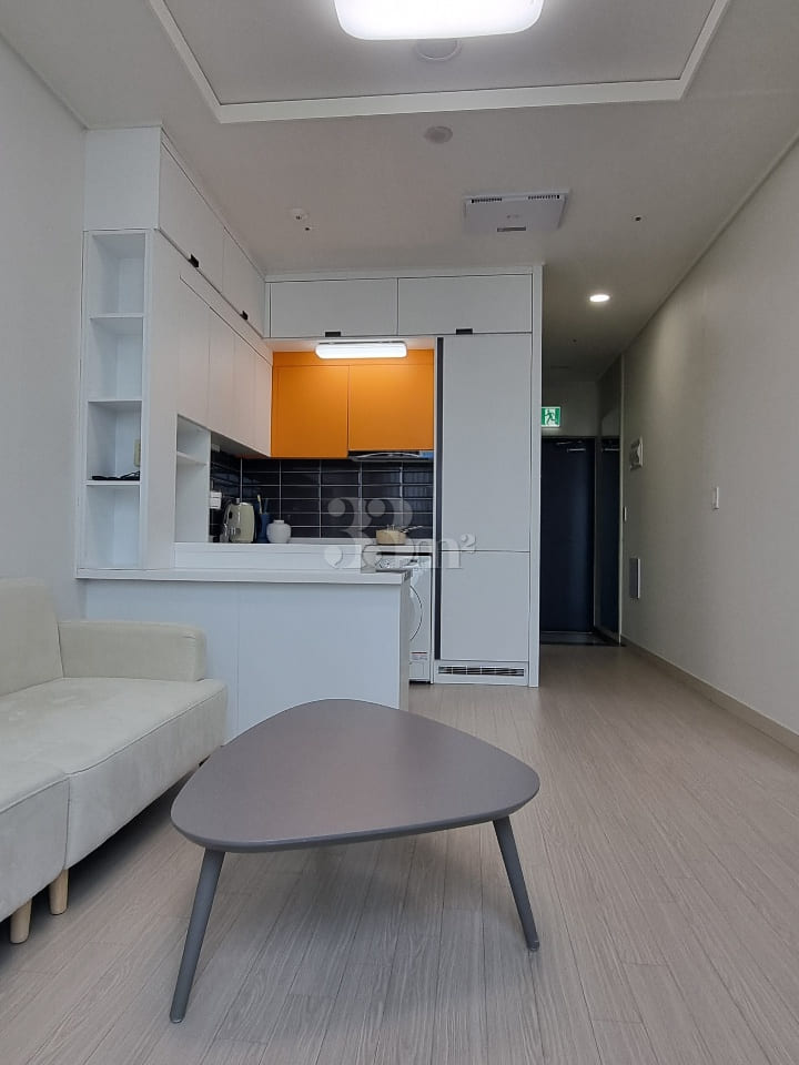 A room with a sense of openness and a great v 1th image