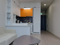 A room with a sense of openness and a great v 1th image
