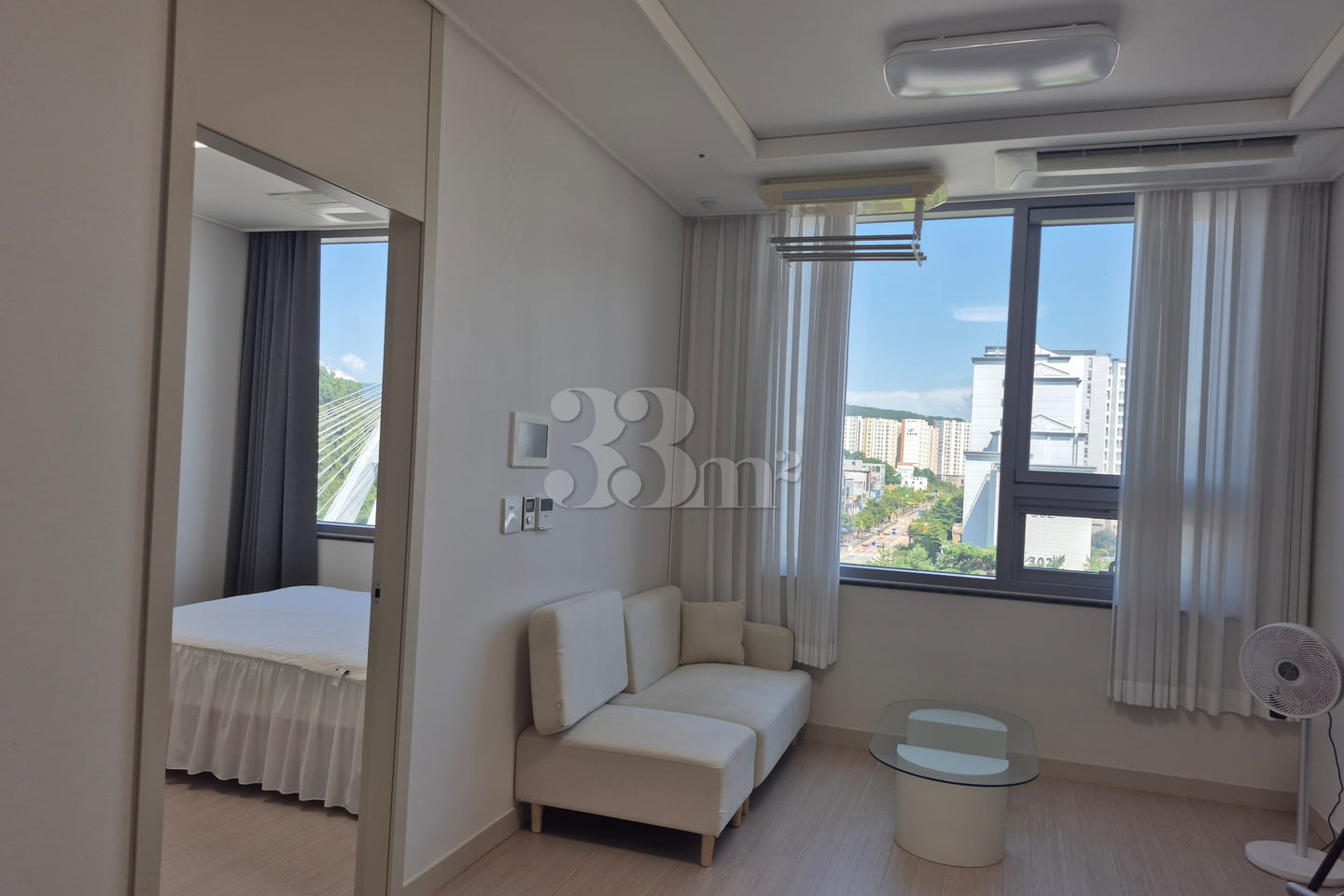 A room with a sense of openness and a great v 4th image