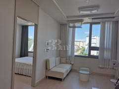 A room with a sense of openness and a great v 4th image