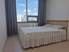 A room with a sense of openness and a great v 5th image