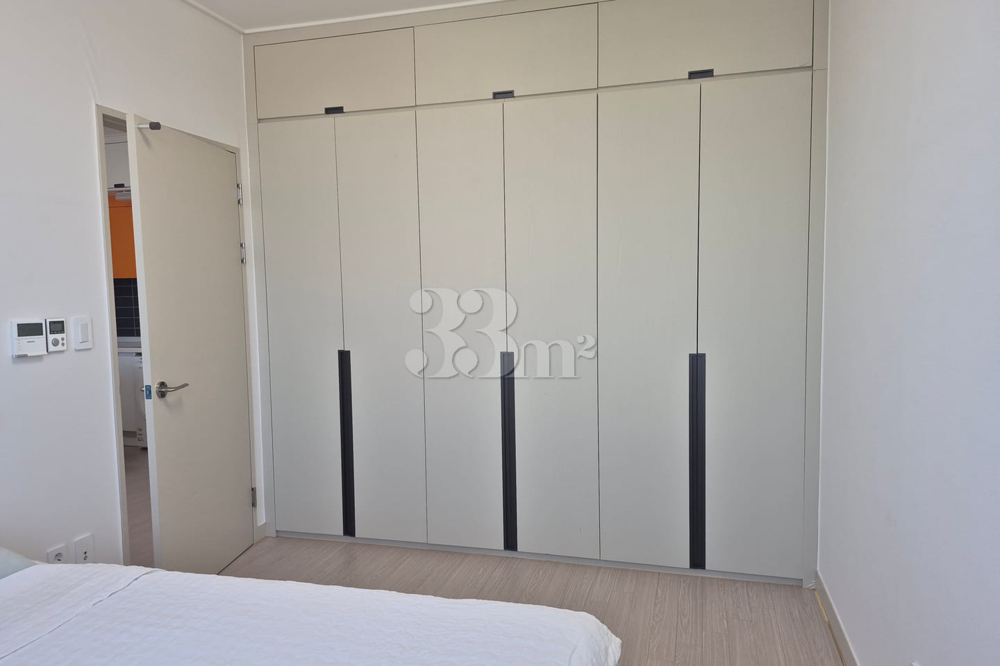 A room with a sense of openness and a great v 6th image