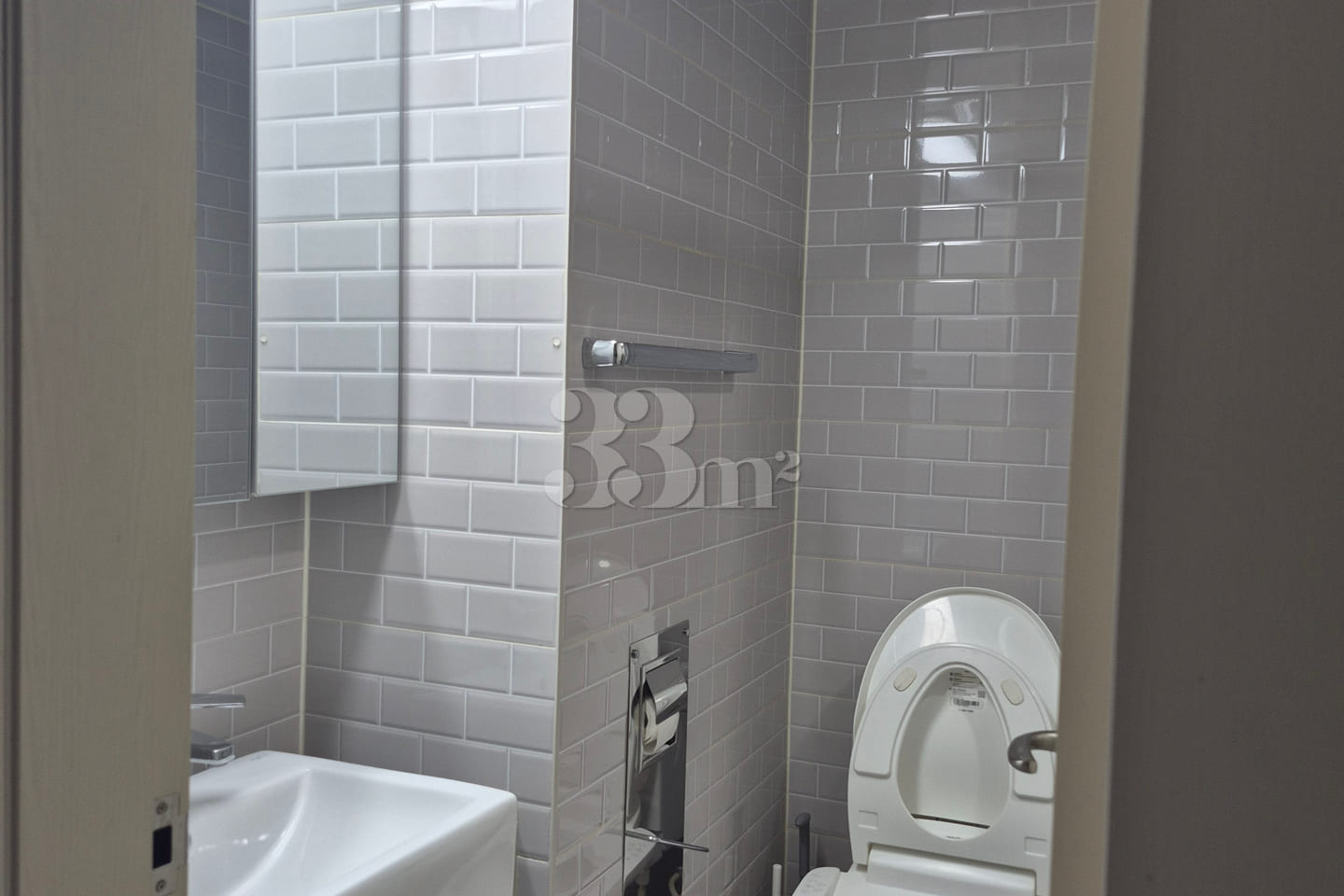 A room with a sense of openness and a great v 7th image