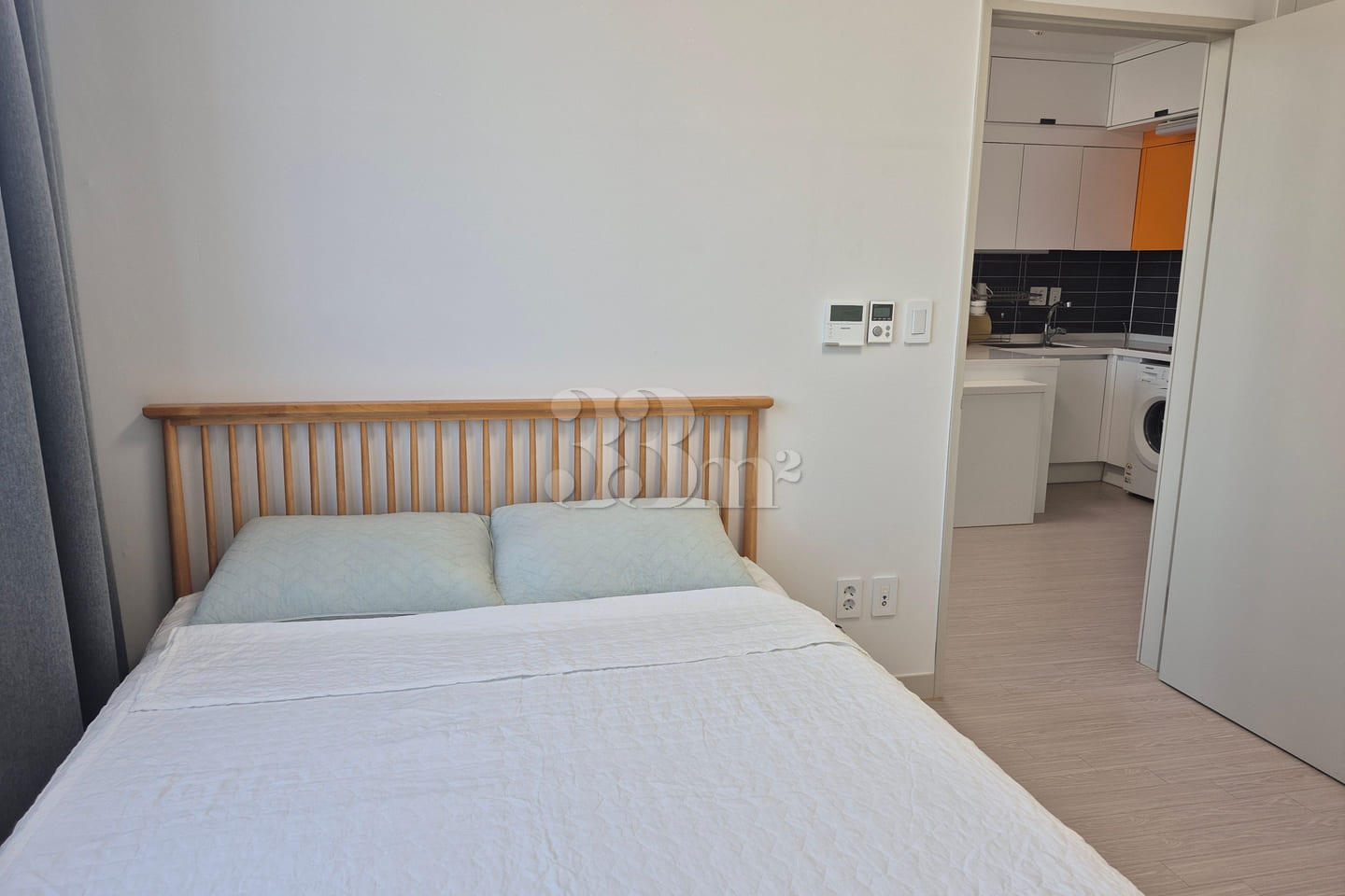 A room with a sense of openness and a great v 10th image