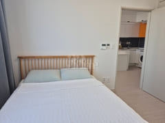 A room with a sense of openness and a great v 10th image