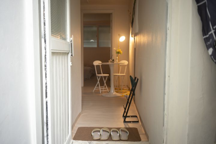Lines 1 & 5, two-room unit, great value 8th image