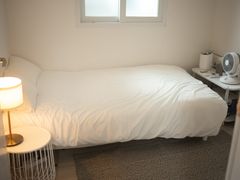 Lines 1 & 5, two-room unit, great value 7th image