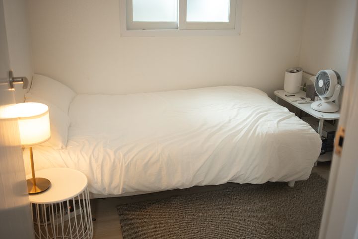 Lines 1 & 5, two-room unit, great value 7th image