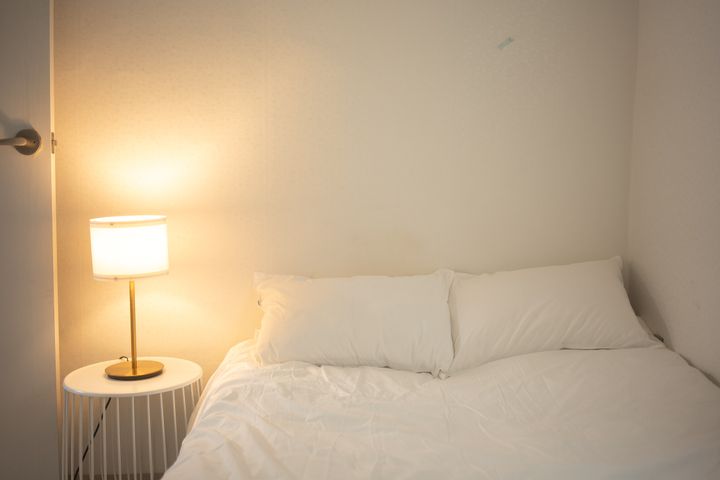 Lines 1 & 5, two-room unit, great value 6th image