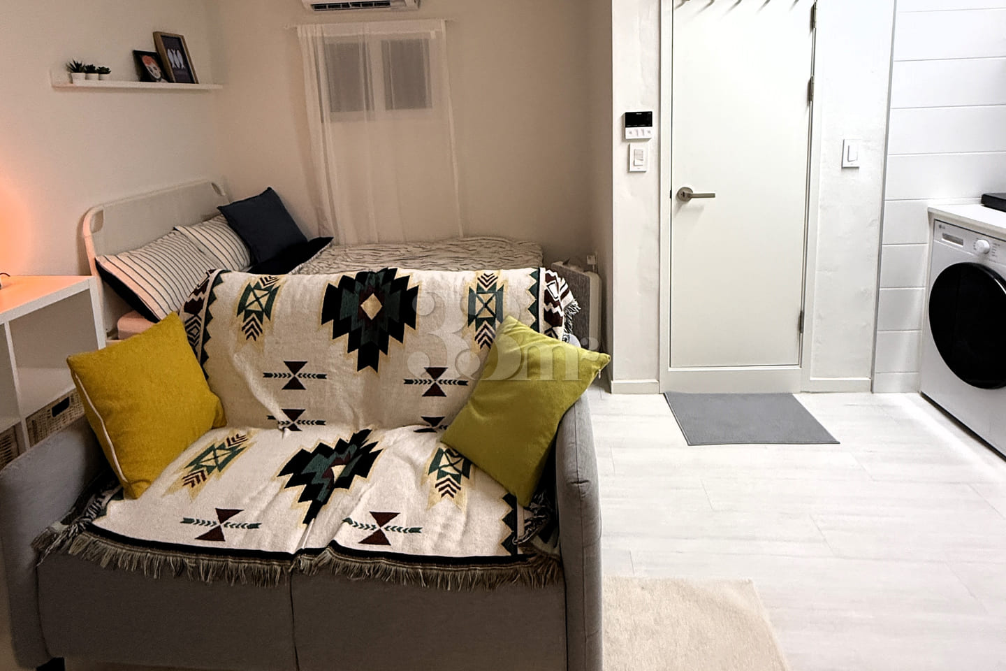 Fully furnished room with a cozy vibe 3th image