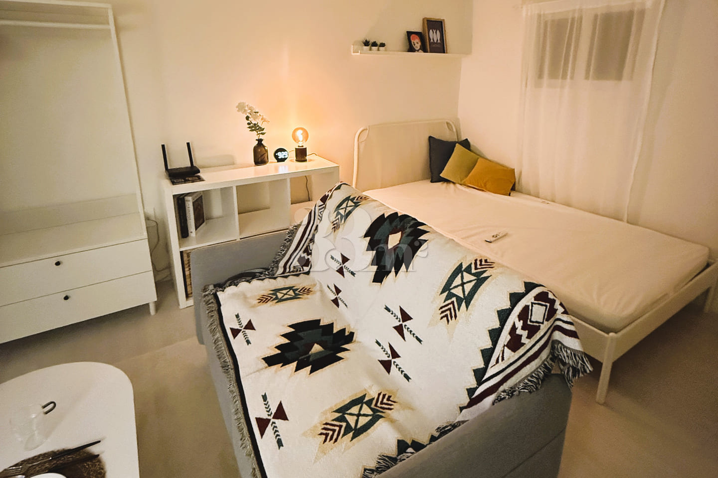 Fully furnished room with a cozy vibe 1th image