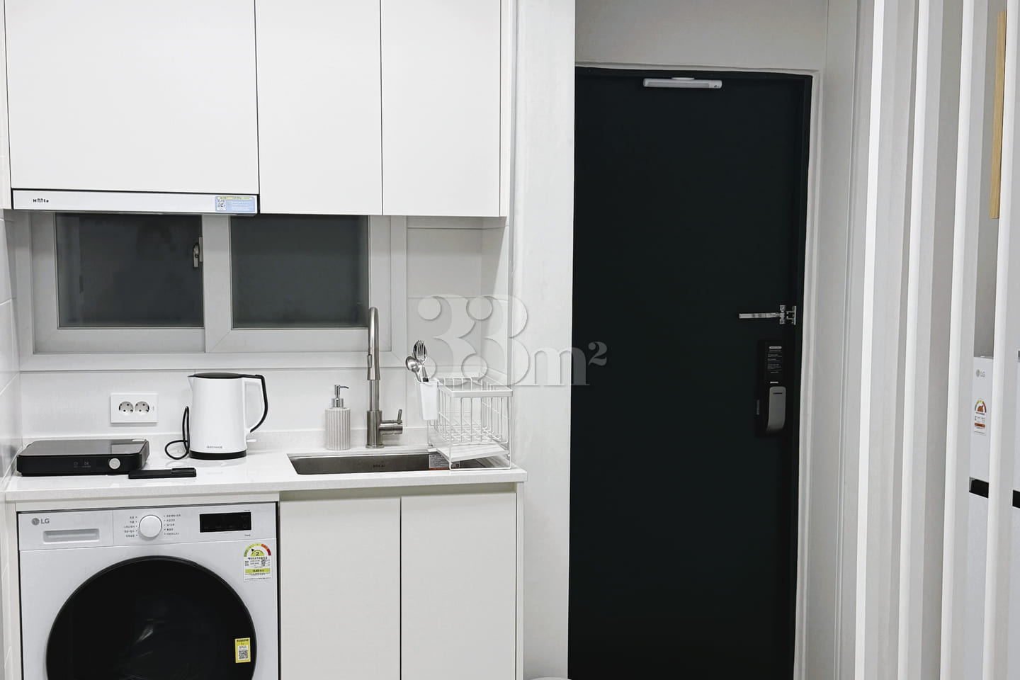 Fully furnished room with a cozy vibe 10th image