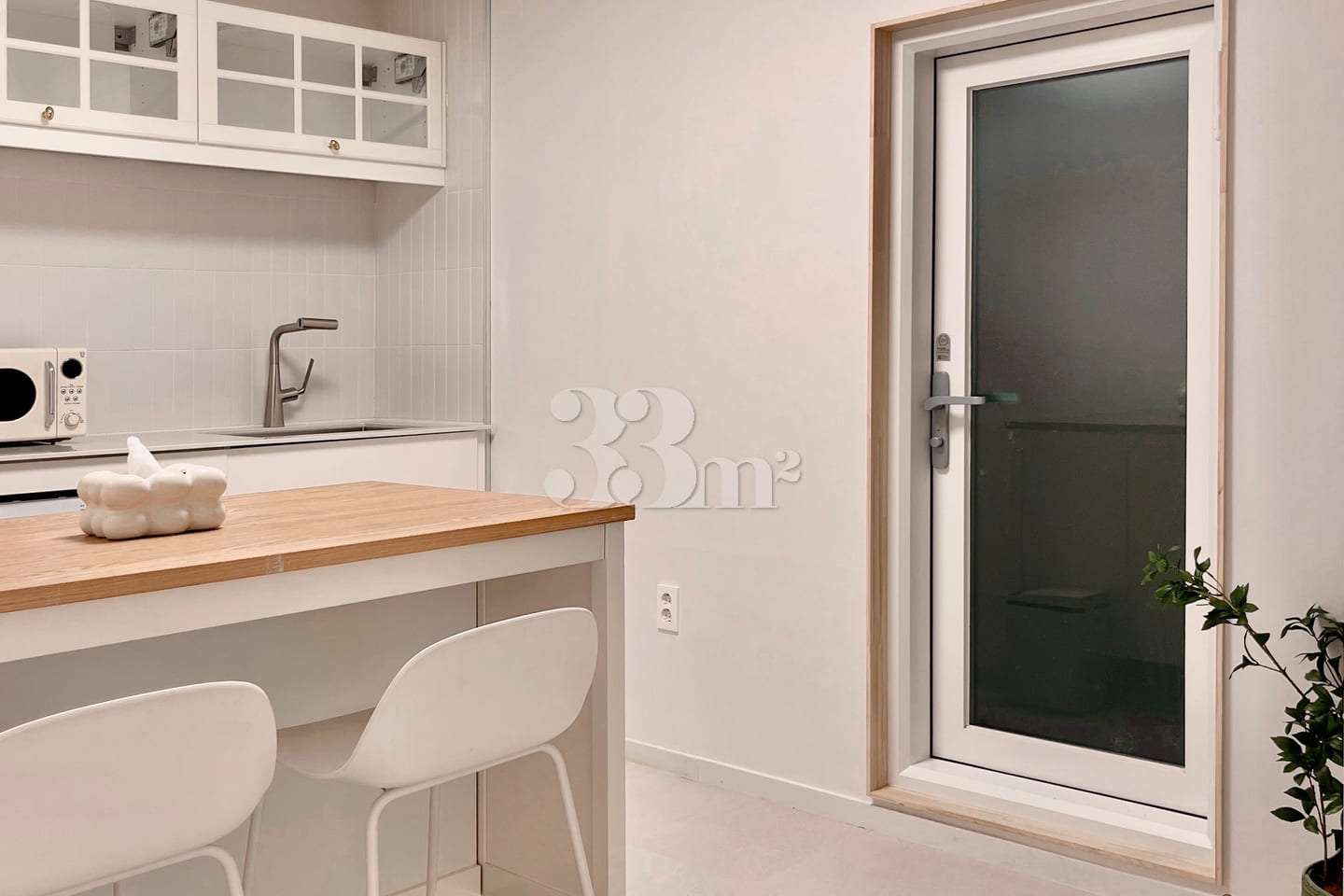 Fully renovated studio apartment with full am 11th image