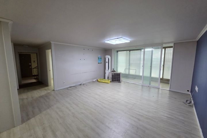 4-bedroom unit right in front of Oido Station 9th image