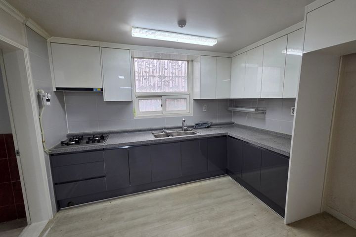4-bedroom unit right in front of Oido Station 4th image