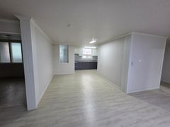 4-bedroom unit right in front of Oido Station 6th image