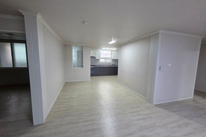 4-bedroom unit right in front of Oido Station 6th image