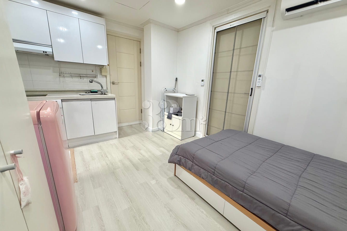 Pleasant studio apartment right in front of S 5th image