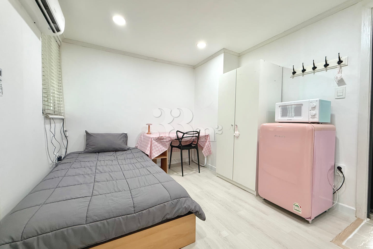 Pleasant studio apartment right in front of S 1th image
