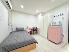 Pleasant studio apartment right in front of S 1th image