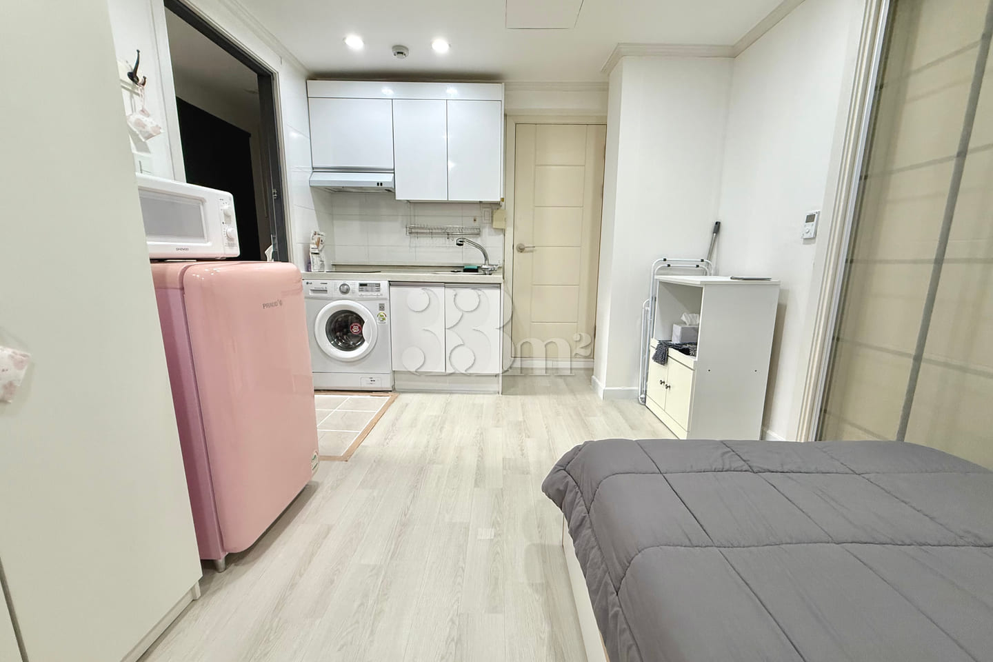 Pleasant studio apartment right in front of S 4th image
