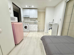 Pleasant studio apartment right in front of S 4th image
